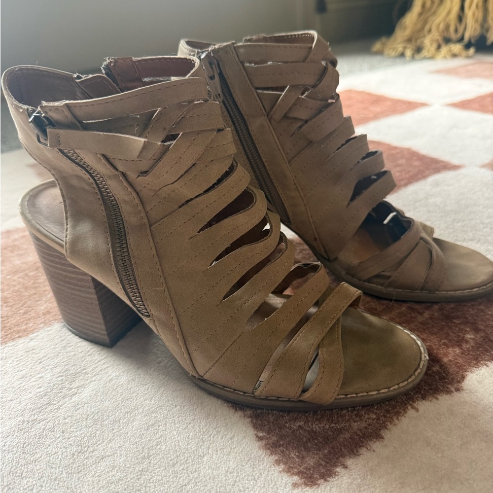 Universal Thread Women's Tan Strappy Heeled Sandals